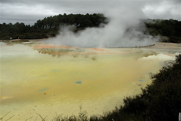 Nový Zéland, Severní ostrov. Wai-O-Tapu � nejbarevn�j�í termální oblast Nového Zélandu