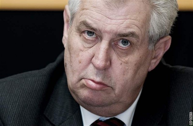 �výcar�tí prokuráto�i jsou v Praze kv�li výslech�m bývalé �leny vlády Milo�e Zemana kv�li privatizaci Mostecké uhelné. U výslechu byl u� i Zeman.