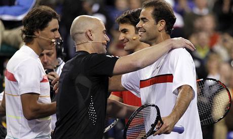 Andre Agassi (vlevo) se objm s Petem Samprasem po exhibici v Indian Wells.