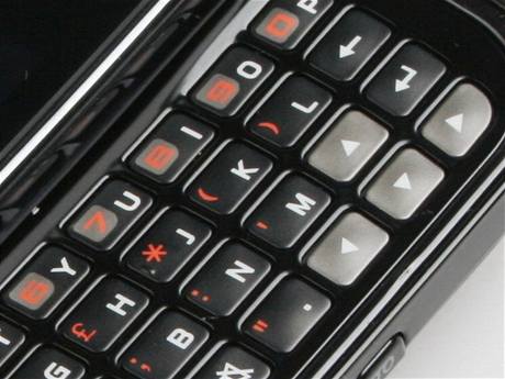 Nejlevnější dotykový mobil s QWERTY klávesnicí. Recenze Samsung B3410 -  iDNES.cz