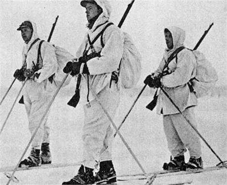 Za znanou st spch Finov vdili schopnosti operovat v zimnm ternu. Na snmku nort dobrovolnci.