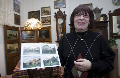 Julie Suchánková ukazuje dům, kvůli kterému dostala od radnice Prahy 10 výpověď z bytu (10. března 2010)