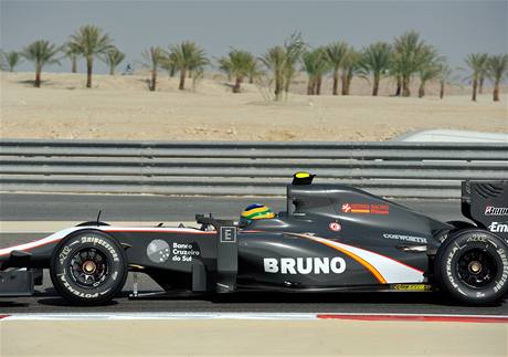 SENNA JE ZPT. Bruno Senna s vozem tmu HRT v trninku Velk ceny Bahrajnu.