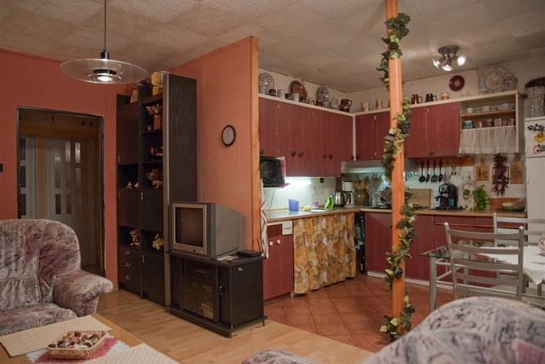 Propojená kuchyn a obývací pokoj ped pomnou 