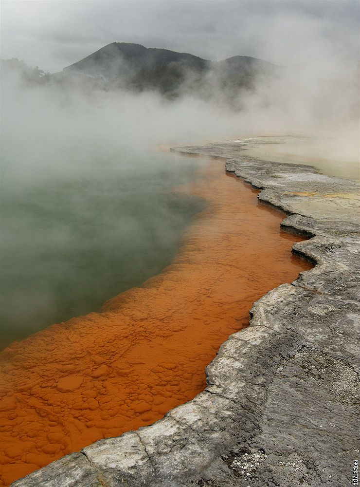 Nový Zéland, Severní ostrov. Champagne pool ve Wai-O-Tapu