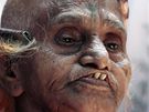 Stará indiánské ena si nechává holit hlavu bhem akce za lepí sociální  zabezpeení; Bombaj, 8. bezna 2010 