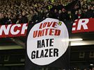 MILUJEME UNITED, NESNÁÍME GLAZERY. Revolta proti americkým majitelm je na stadionu Manchesteru United stále znatelnjí.
