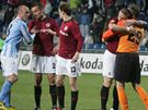 Fotbalisté Mladé Boleslavi a Sparty se zdraví po vzájemném zápase