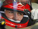 VETERÁN. Michael Schumacher v prvním tréninku Velké ceny Bahrajnu F1.