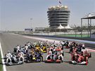 SESTAVA 2010. Jezdci a týmy sezony 2010 formule 1 pi pedstavení v Bahrajnu.