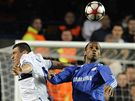 Didier Drogba z Chelsea (vpravo) bojuje s Luciem z Interu Milán v osmifinále Ligy mistr.