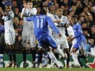 Didier Drogba z Chelsea stílí z pímého kopu na branku Interu Milán v osmifinále Ligy mistr.