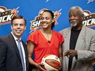 Marion Jonesová s prezidentem týmu basketbalové WNBA Tulsa Shock  Stevem Swetohou (vlevo) a trenérem Nolanem Richardsem.   