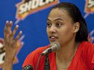 Marion Jonesová na tiskové konferenci po podpisu smlouvy s týmem basketbalové WNBA Tulsa Shock.