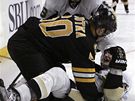 Vladimír Sobotka (v erném) z Bostonu Bruins srazil na led Brookse Orpika z Pittsburghu Penguins