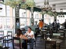 Kubistická kavárna Grand Café Orient je v prvním pate domu U erné Matky Boí