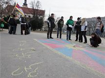 lenov Strany Zelench sbrali na Moravskm nmst v Brn podpisy na petici za Tibet a kreslili tibetskou vlajku na chodnk. (10. 3. 2010).