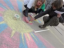 Členové Strany Zelených sbírali na Moravském náměstí v Brně podpisy na petici za Tibet a kreslili tibetskou vlajku na chodník. (10. 3. 2010).