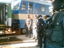 Policejní kordon na hlavním nádraží v Brně před utkáním místního 1. FC s Baníkem Ostrava