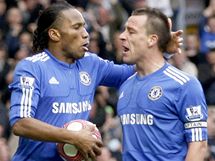 Didier Drogba (vlevo) se raduje ze svho glu se spoluhrem z Chelsea Johnem Terrym
