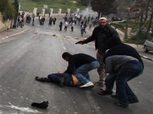 Izraelt policist zatkaj palestinsk demonstranty pi stetu ve vchodnm Jeruzalm. (16. bezna 2010)