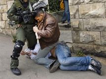 Izraelt policist zatkaj palestinsk demonstranty pi stetu ve vchodnm Jeruzalm. (16. bezna 2010)