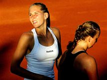 Tenistka Nicole Vaidiov pi turnaji na prask tvanici. (13. ervence 2009)