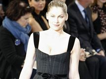 Laetitia Casta na mdn pehldce znaky Louis Vuitton