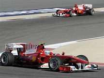 Vozy Ferrari v ele GP Bahrajnu. Prvn Fernando Alosno, za n, Felipe Massa.