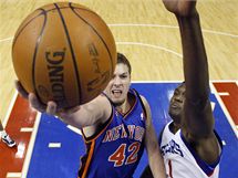 David Lee (vlevo) New York Knicks zakonuje pes Samuela Dalemberta z Philadelphiue 76ers