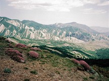 Východní Kavkaz. Docela jiný obrázek, než obvykle patří k nejvyšším evropským (ale spíš už asijským) velehorám