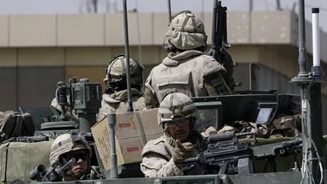 Kanadtí vojáci hlídají Kandahár, kterým otásla série výbuch. (13. bezna 2010)