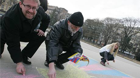 Členové Strany Zelených sbírali na Moravském náměstí v Brně podpisy na petici za Tibet a kreslili tibetskou vlajku na chodník. Na snímku vlevo brněnský zastupitel Martin Ander(10. 3. 2010).