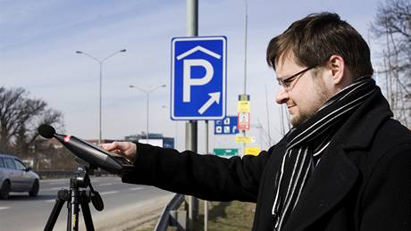 Ondej Konopa z firmy Ochrana ivotního prostedí mí hluk na runých praských ulicích