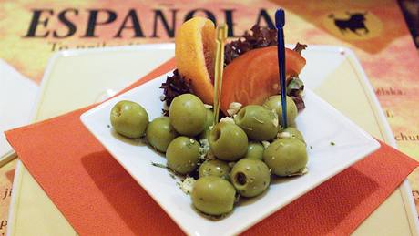Nakládané olivy plněné slaninou s česnekem a oreganem 