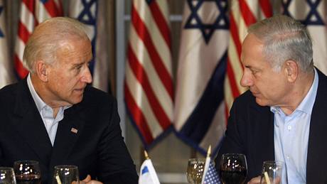 Americký prezident Jo Biden (vlevo) s izraelským premiérem Benjaminem...