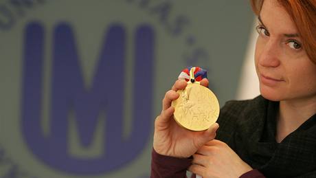 Tereza Fojtová ukazuje medaili, kterou na pd Masarykovy univerzity v Brn obdrí princ Charles, následník britského trnu
