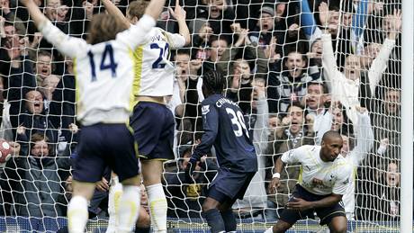 Fotbalisté Tottenhamu se radují z gólu, který vstelil Jermain Defoe (vpravo)
