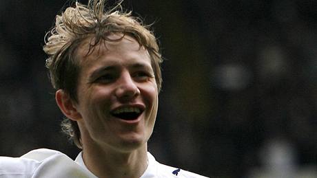 Roman Pavljuenko, útoník Tottenhamu, se raduje z gólu