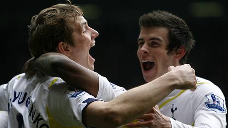 Roman Pavljuenko, útoník Tottenhamu (vlevo), se se svými spoluhrái raduje z gólu