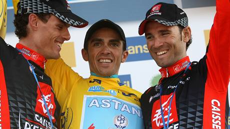 Nejlep�í t�i cyklisté celkového po�adí etapového závodu Pa�í� - Nice. Zleva druhý Alejandro Valverde, vít�z Alberto Contador a t�etí Luis León Sánchez 