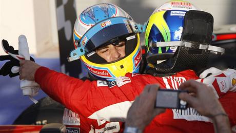 Fernando Alonso (vlevo) a Felipe Massa se objímají po Velké cen Bahrajnu