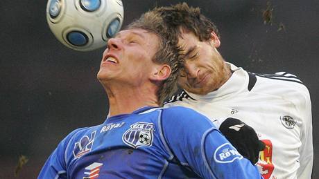 Jakub Chleboun z Hradce Králové (vpravo) v hlavikovém souboji s ústeckým Pavlem Karlíkem