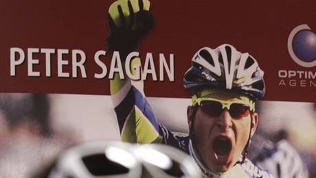 BRZDI. Alberto Contador (vlevo) piel pozdravit Petera Sagana po jeho druhém etapovém triumfu.