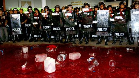 Thajtí demonstranti vylili ped sídlo vlády v Bangkoku litry krve. (16. bezna 2010)