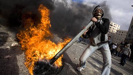 Palestintí demonstranti se stetli ve východním Jeruzalém s izraelskými policisty. (16. bezna 2010)