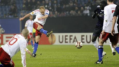 3:1. David Jarolím z Hamburku zvyuje na rozdíl dvou branek v zápase Evropské ligy s Anderlechtem. 