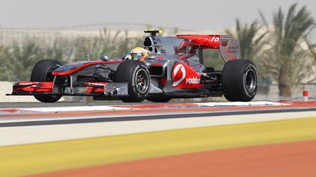 A TE PEDJEDU SCHUMACHERA. Lewis Hamilton byl v prvním tréninku pomalejím z jezdc McLarenu.