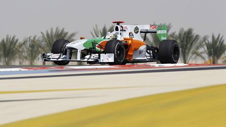 RYCHLÝ JAKO BLESK Z INDIE. Nmec Sutil s vozem Force India vyhrál úvodní trénink GP Bahrajnu.