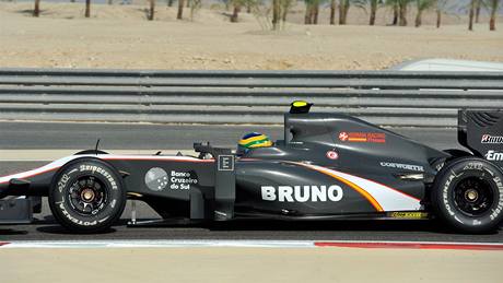 SENNA JE ZPT. Bruno Senna s vozem týmu HRT v tréninku Velké ceny Bahrajnu.